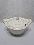 Linda sopeira redonda funda em porcelana inglesa com frisos coloridos. Medindo 24cm x 13cm de altura. Com bicado na alça.