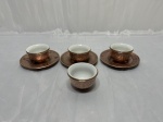 Jogo de 4 xícaras de café em porcelana com suporte e pires em cobre cobre, sendo 3 pires. Medindo 6cm x 4cm de altura.