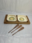 Par de cumbucas para pasta em cerâmica com suporte e espátulas em madeira. Medindo a bandeja 34cm x 16cm.