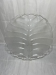 Prato de bolo em vidro jateado na forma de folha. Medindo 39cm de diâmetro.