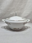 Steatita - Sopeira redonda com 2 alças e tampa em porcelana com estampa de trigo. Medindo 21cm x 10cm de altura. Desgaste no friso.