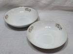 Steatita - Jogo de 2 travessas redondas fundas em porcelana com estampa de trigo. Medindo 24cm x 6,5cm de altura, 22,5cm x 5cm de altura. Desgaste no friso.