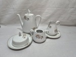 Steatita - Jogo de servir chá, café com 4 peças em porcelana com estampa de trigo. Medindo o bule 17cm de altura, açucareiro sem tampa. Desgaste no friso.