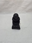 Escultura Egípcia de resina com carimbo em baixo relevo na base com a inscrição Reproduction Moulage Musee Du Louvre. Medindo 13cm de altura.