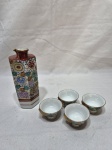 Garrafa de saque com 4 copos de saque em porcelana oriental floral. Medindo o bule 15,5cm de altura, com bicado.
