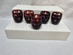 Jogo de 5 copos de aperitivo em cristal rubi lapidado. Medindo 4,5cm x 5cm de altura.