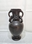 Jarro colombiano em cerâmica. Medindo 10,5cm de boca x 16cm de bojo x 32cm de altura. Com restauro na base.