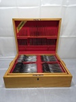 Faqueiro de 130 peças em aço inox Meridional. Faltando 1 faca de mesa, 1 colher de café e 3 colher de chá. Medindo a caixa 47,5cm x 38cm x 15cm de altura.