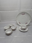 Monte Alegre - Prato de bolo e 5 xícaras de chá em porcelana floral com friso ouro. Medindo o prato de servir 27cm de diâmetro, xicara 9cm x 5cm de altura. Desgaste no friso.
