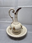 Gomil, jarra com bacia em porcelana craquelada com pintura de uvas. Medindo o bowl 23cm x 5cm de altura, jarra 27cm de altura.