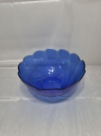 Travessa redonda funda, bowl em vidro azul cobalto Arcoroc. Medindo 24cm x 10,5cm de altura.