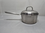 Rochedo - Panela com tampa e alça em aço inox 18/10. Medindo 18cm x 10cm de altura.