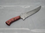 Facão em aço com pega em resina acrílica. Medindo a lamina 21cm de comprimento x 32,5cm de comprimento total. Cabo com bicado.