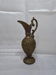 Jarra bojuda em bronze ricamente trabalhada com relevos. Medindo 24cm de altura.
