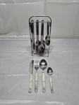 Faqueiro com 48 peças em aço inox. Sendo 12 garfos de mesa, 12 facas de mesa, 12 colheres de sopa e 12 colheres de sobremesa. Medindo o suporte 12cm x 9cm x 24,5cm de altura.