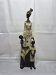 Escultura de família em resina com trajes típicos. Medindo 47cm de altura.