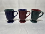 Jogo de 3 xícaras de cappuccino em porcelana colorida. Medindo 8cm x 11,5cm de altura.