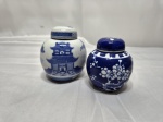 Par de potiches bojudos em porcelana azul e branca. Medindo 7cm de altura.