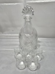 Conjunto de garrafa, licoreira com 5 copos de shot em demicristal moldado. Medindo a garrafa 26,5cm de altura, copos 5,5cm x 5cm de altura.
