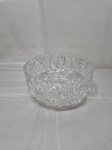 Centro de mesa bowl, fruteira em cristal ricamente trabalhado. Medindo 20,5cm x10 cm de altura.