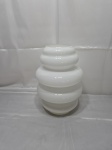 Vaso floreira em vidro leitoso, corpo moldado em gomos escalonados de design Mid-Century Modern. Medindo 11cm de boca x 20cm de bojo x 31,5cm de altura.