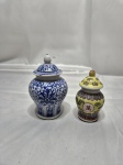 Lote de 2 pequenos potiches decorativos em porcelana. Medindo o maior 8,5cm de altura.