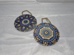 Par de azulejos redondos decorativos para pendurar. Medindo 16cm de diâmetro.