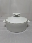 Renner - Sopeira com 2 alças e tampa em porcelana com folhas de parreira branca e friso prata. Medindo 21cm x 8cm de altura.