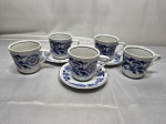 Jogo de 5 xícaras de chá com 3 pires em porcelana com estampa de flores. Medindo 9cm x 8,5cm de altuta.