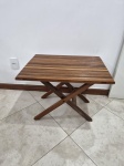 Mesa auxiliar dobrável em madeira ripada. Medindo 57cm x 42cm x 44cm de altura.