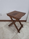 Mesa auxiliar dobrável em madeira ripada. Medindo 35cm x 35cm x 44cm de altura.