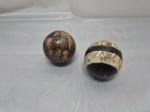 Par de bolas decorativas revestidas em lâmina de osso. Medindo aproximadamente 7,5cm de diâmetro.