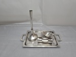 Lote de bandeja, paliteiro, molheira e floreira em prata 90. Medindo a bandeja 22cm x 16cm.
