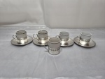 Jogo de 4 xícaras de café em porcelana friso prata com suporte e pires em prata 90. Medindo 5cm x 5cm de altura. Porcelanas diversas.