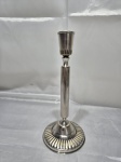 Bristol - Castiçal com acabamento gomado em prata 90. Medindo 10cm de base x 23cm de altura.