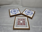 Jogo de 3 descansos de panela em madeira com azulejo ao fundo. Medindo 17,5cm x 17,5cm. Um deles com restauro.