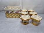 Jogo de 6 cumbucas de sorvete com travessa para sorvete em porcelana decorada com relevos. Medindo o bowl 19,5cm x 15,5cm x 13cm de altura, cumbuca 10cm x 8cm de altura.