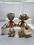 Par de bonecos decorativos em madeira com membros em tecido, assinado Papacupim. Medindo 10cm de altura.