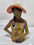 Enfeite na forma de mulher em terracota com policromia. Medindo 22cm de altura.