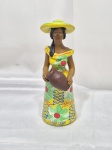 Enfeite na forma de mulher em terracota com policromia. Medindo 21cm de altura.