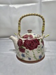 Bule de chá em porcelana decorada com flores e alça em madeira, coador de chá interno. Medindo 10cm de altura.