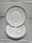 Schmidt - Jogo de 5 pratos rasos de mesa em porcelana com friso ouro. Medindo 25cm de diâmetro. Com desgaste.