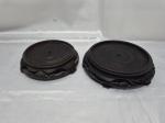 Par de peanhas redondas em madeira com patina preta. Medindo 9,5cm interno x 11,5cm externo, 12cm interno x 14cm externo.