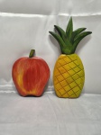 Par de enfeites para pendurar na forma de fruta em madeira. Medindo o maior 28,5cm x 15cm.