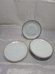 Lote de 6 pratos de sobremesa em porcelana com friso prata, sendo 2 modelos de friso. Medindo 17,5cm de diâmetro..