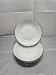 Renner Donaire - Jogo de 8 pratos fundos de massa, sopa em porcelana com friso prata. Medindo 22cm de diâmetro.