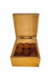 Caixa contendo 12 fichas na cor âmbar e 12 na cor vermelha, de resina e no formato esférico com círculos concêntricos. -dim- 18x19x13cm.
