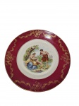 Bavária - Edelstein - Belo medalhão em porcelana com arabescos filetados a ouro sobre borda bordô, centralizando cena mitológica. -dim- 25cm D.