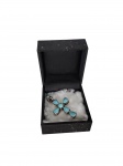Joia americana - Lindo pingente de cruz produzido em prata 925, com sólida estrutura cravejada de turquesas polidas e lapidadas tipo cabochão no formato de gota e duas esféricas. -dim- 4cm
