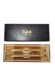 Colecionismo de luxo - Impecável conjunto composto por esferográfica e lapiseira no seu estojo original da icônica marca americana Quill, marcados nos topos 1/40 10K R.P.G., ou seja, com laminação espessa de ouro. -dim- 15x6x2cm.